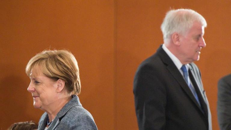 Bundeskanzlerin Angela Merkel und Bayerns Ministerpräsident Seehofer während einer Sondersitzung zur Asyl- und Flüchtlingspolitik im Bundeskanzleramt in Berlin Bundeskanzlerin Angela Merkel und Bayerns Ministerpräsident Seehofer während einer Sondersitzung zur Asyl- und Flüchtlingspolitik im Bundeskanzleramt in Berlin