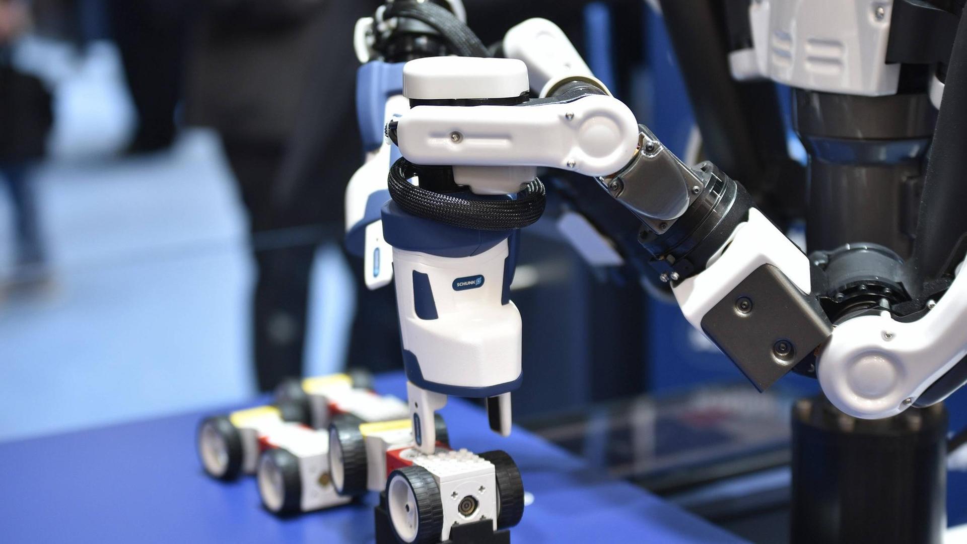 Industrieschau im Zeichen der Digitalisierung: Der Co-act Greifer JL1 aus dem Hause Schunk am 24.04.2017 auf der Industriemesse in Hanover Industrieschau im Zeichen der Digitalisierung: Der Co-act Greifer JL1 aus dem Hause Schunk am 24.04.2017 auf der Industriemesse in Hanover
