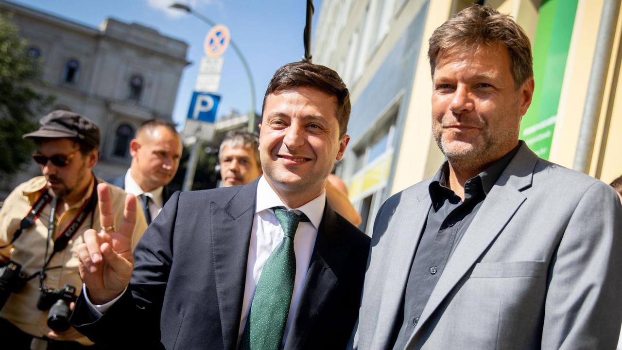 Robert Habeck (r), Bundesvorsitzender von Bündnis 90/Die Grünen, empfängt im Juni 2019 Wolodymyr Selenskyj, Präsident der Ukraine, bei seinem Antrittsbesuch in Deutschland vor der Parteizentrale der Grünen. Robert Habeck (r), Bundesvorsitzender von Bündnis 90/Die Grünen, empfängt im Juni 2019 Wolodymyr Selenskyj, Präsident der Ukraine, bei seinem Antrittsbesuch in Deutschland vor der Parteizentrale der Grünen.