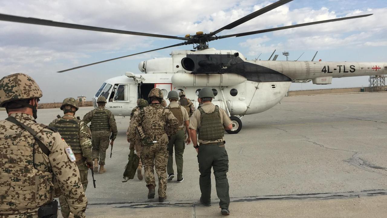 Personalaufwendige da gefährliche Mission - Bundeswehrsoldaten im Camp Marmal in Afghanistan.