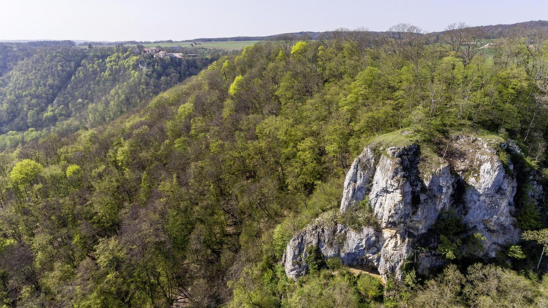 Albtrauf bei Gutenberg im Lenninger Tal mit der Felsformation Reiterfelsen. Albtrauf bei Gutenberg im Lenninger Tal mit der Felsformation Reiterfelsen.