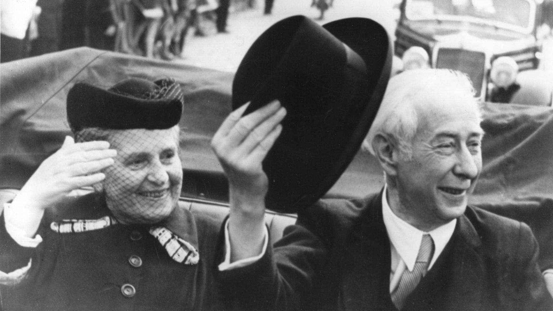 Bundespräsident Theodor Heuss und seine Frau Elly Heuss-Knapp winken 1949 aus einem Auto heraus der Menge zu Bundespräsident Theodor Heuss und seine Frau Elly Heuss-Knapp winken 1949 aus einem Auto heraus der Menge zu