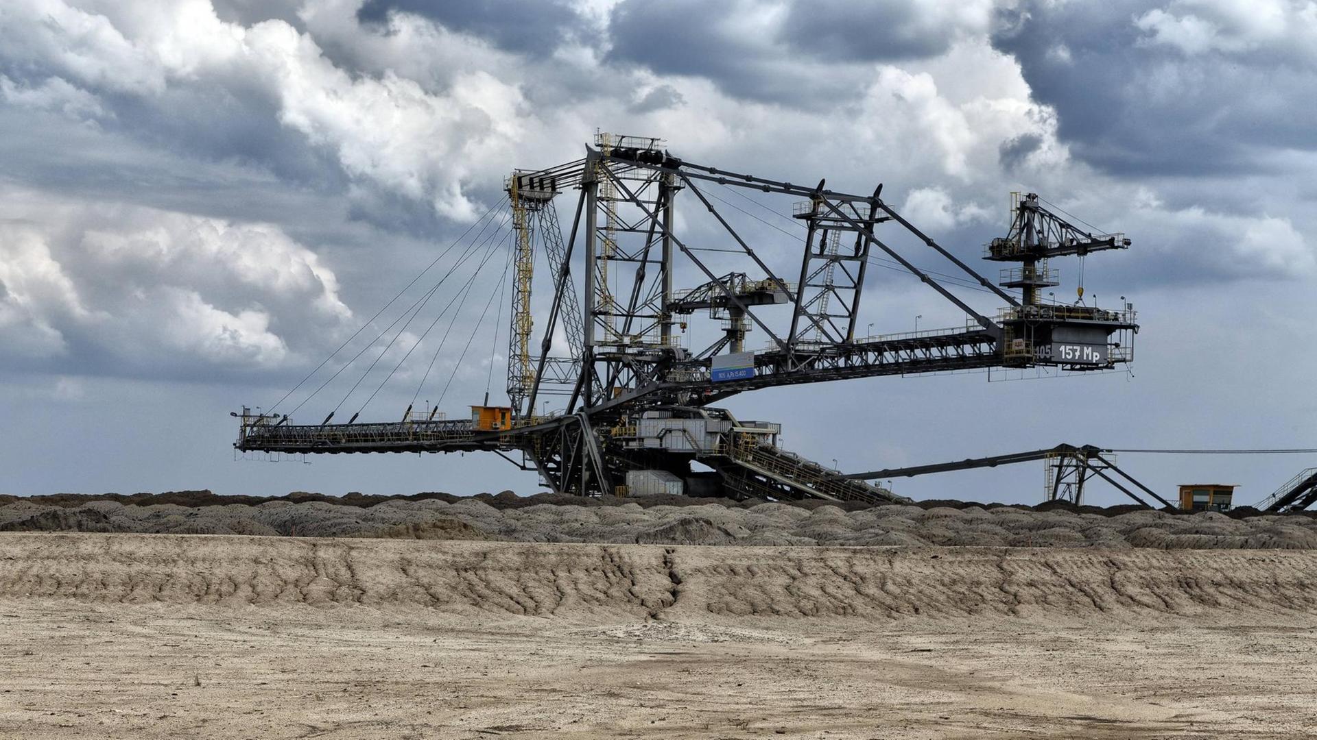 Ein riesiger Braunkohlebagger steht in einem Tagebau nahe Proschim. Ein riesiger Braunkohlebagger steht in einem Tagebau nahe Proschim.
