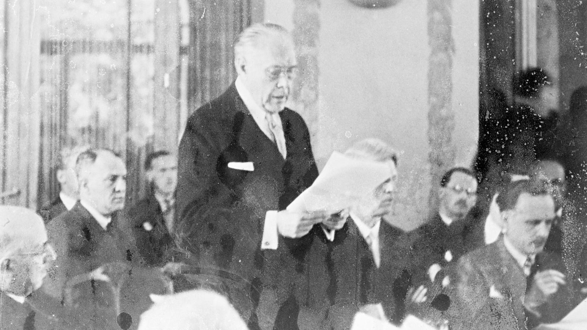 Nation seek solution of Refugee problem at Evian. American delegate s speech. Thirty nations are in conference at Evian las Baines, France, in an effort to find a solution to the problem of the thousands of refugees, mainly Jewish, who are leaving Germany. Photo shows, Mr Myron C Taylor, the American delegate, addressing the conference. 7 July 1938, London United Kingdom England Copyright: Topfoto PUBLICATIONxINxGERxSUIxAUTxONLY UnitedArchivesEU053643 Nation seek solution of Refugee problem at Evian. American delegate s speech. Thirty nations are in conference at Evian las Baines, France, in an effort to find a solution to the problem of the thousands of refugees, mainly Jewish, who are leaving Germany. Photo shows, Mr Myron C Taylor, the American delegate, addressing the conference. 7 July 1938, London United Kingdom England Copyright: Topfoto PUBLICATIONxINxGERxSUIxAUTxONLY UnitedArchivesEU053643