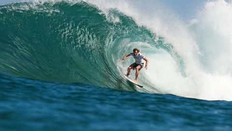 Der Surfer Jay Thompson auf Hawai.