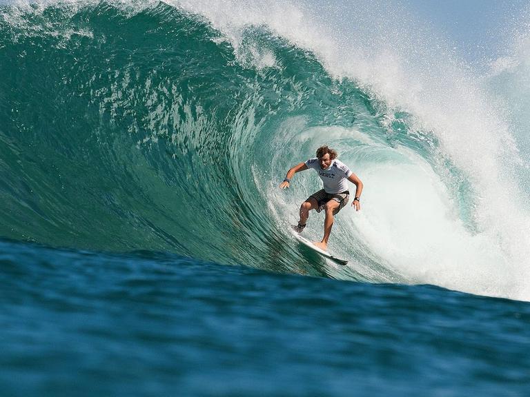 Der Surfer Jay Thompson auf Hawai.