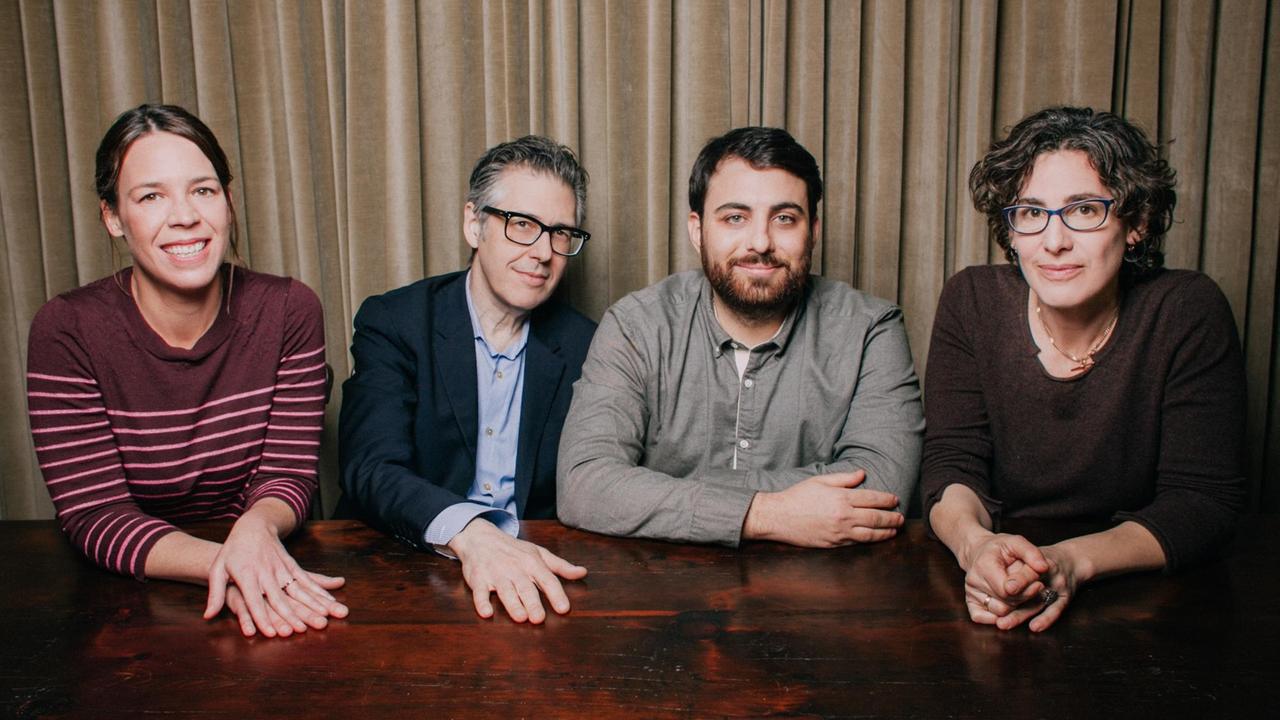 Das "S-Town" Team: Serial Mitgestalterin und S-Town Produktionsleiterin Julie Snyder, This American Life Erfinder und Moderator Ira Glass, S-Town Moderator Brian Reed und Serial Moderatorin Sarah Koenig. Das "S-Town" Team: Serial Mitgestalterin und S-Town Produktionsleiterin Julie Snyder, This American Life Erfinder und Moderator Ira Glass, S-Town Moderator Brian Reed und Serial Moderatorin Sarah Koenig.