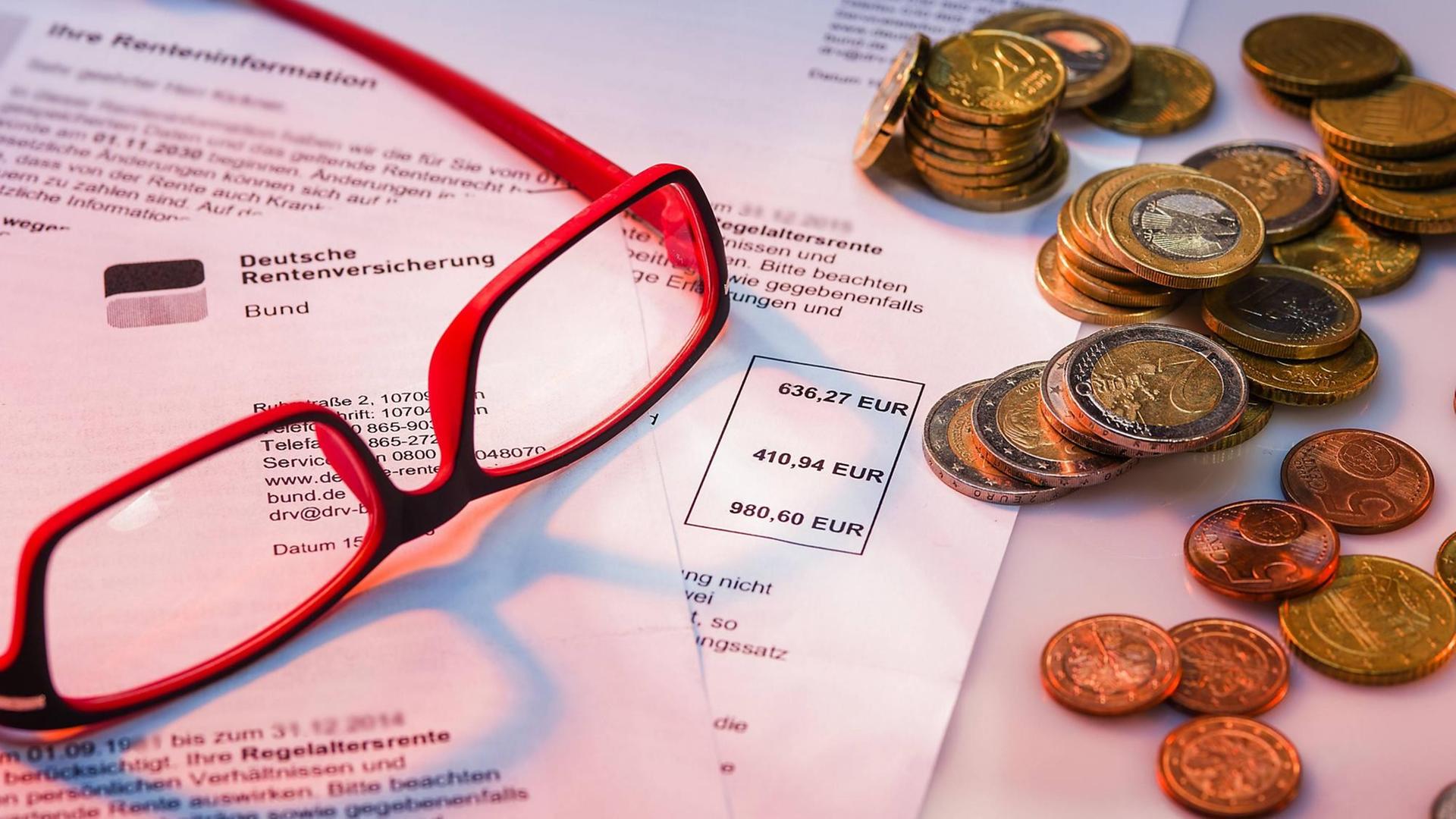 Rentenbescheide liegen auf einem Tisch mit Lesebrille und Kleingeldmünzen, Symbolbild, Ein Rentenbescheid mit Kleingeld Pension decisions lie on a Table with Reading glasses and Symbol image a Pension decision with Small money Rentenbescheide liegen auf einem Tisch mit Lesebrille und Kleingeldmünzen, Symbolbild, Ein Rentenbescheid mit Kleingeld Pension decisions lie on a Table with Reading glasses and Symbol image a Pension decision with Small money