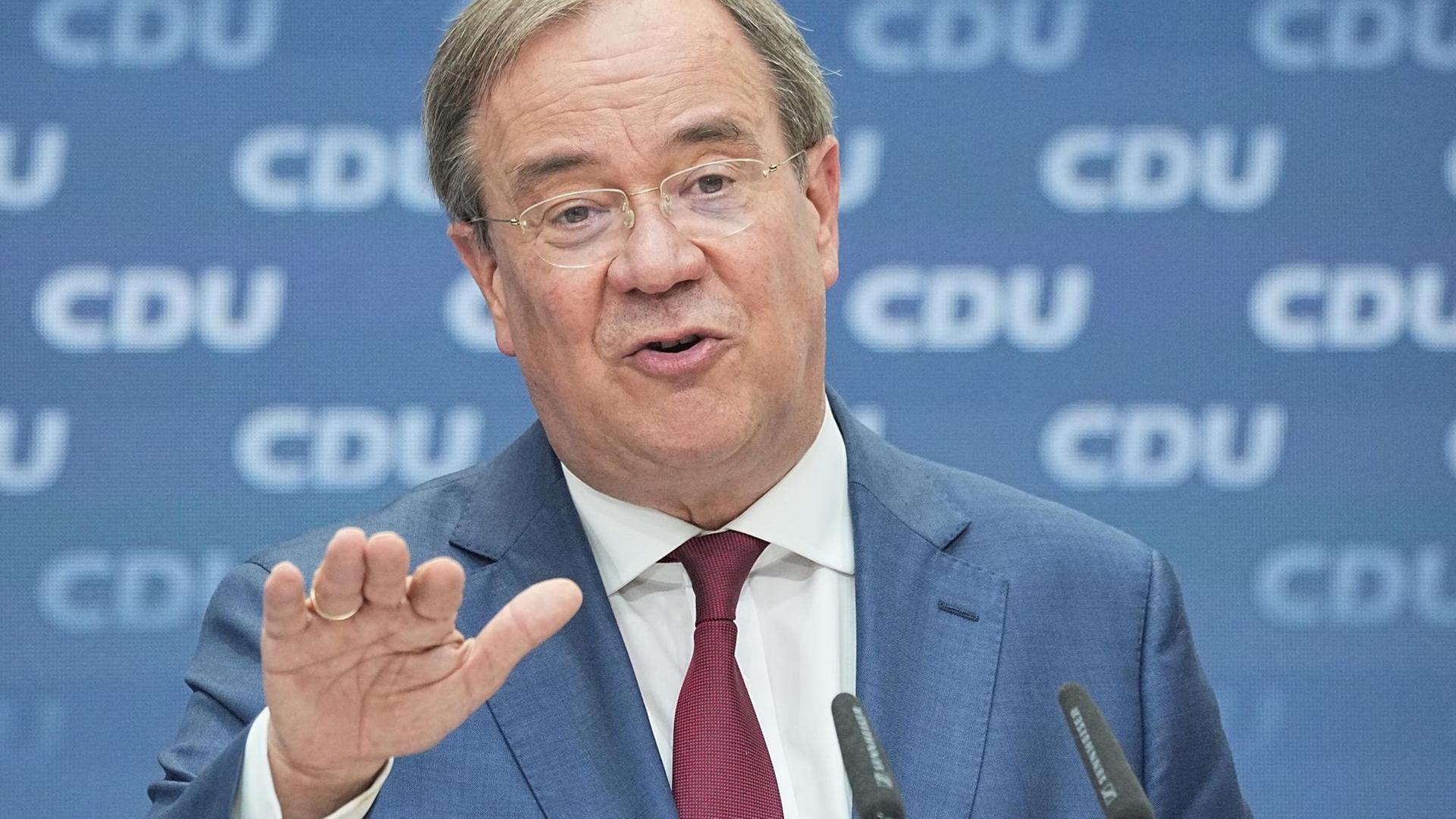 Armin Laschet, CDU-Vorsitzender und Unions-Spitzenkandidat für die Bundestagswahl, stellt die "Agenda für ein sicheres Deutschland" der Union auf einer Pressekonferenz im Konrad-Adenauer-Haus vor einer blauen Wand mit CDU-Logo vor Armin Laschet, CDU-Vorsitzender und Unions-Spitzenkandidat für die Bundestagswahl, stellt die "Agenda für ein sicheres Deutschland" der Union auf einer Pressekonferenz im Konrad-Adenauer-Haus vor einer blauen Wand mit CDU-Logo vor