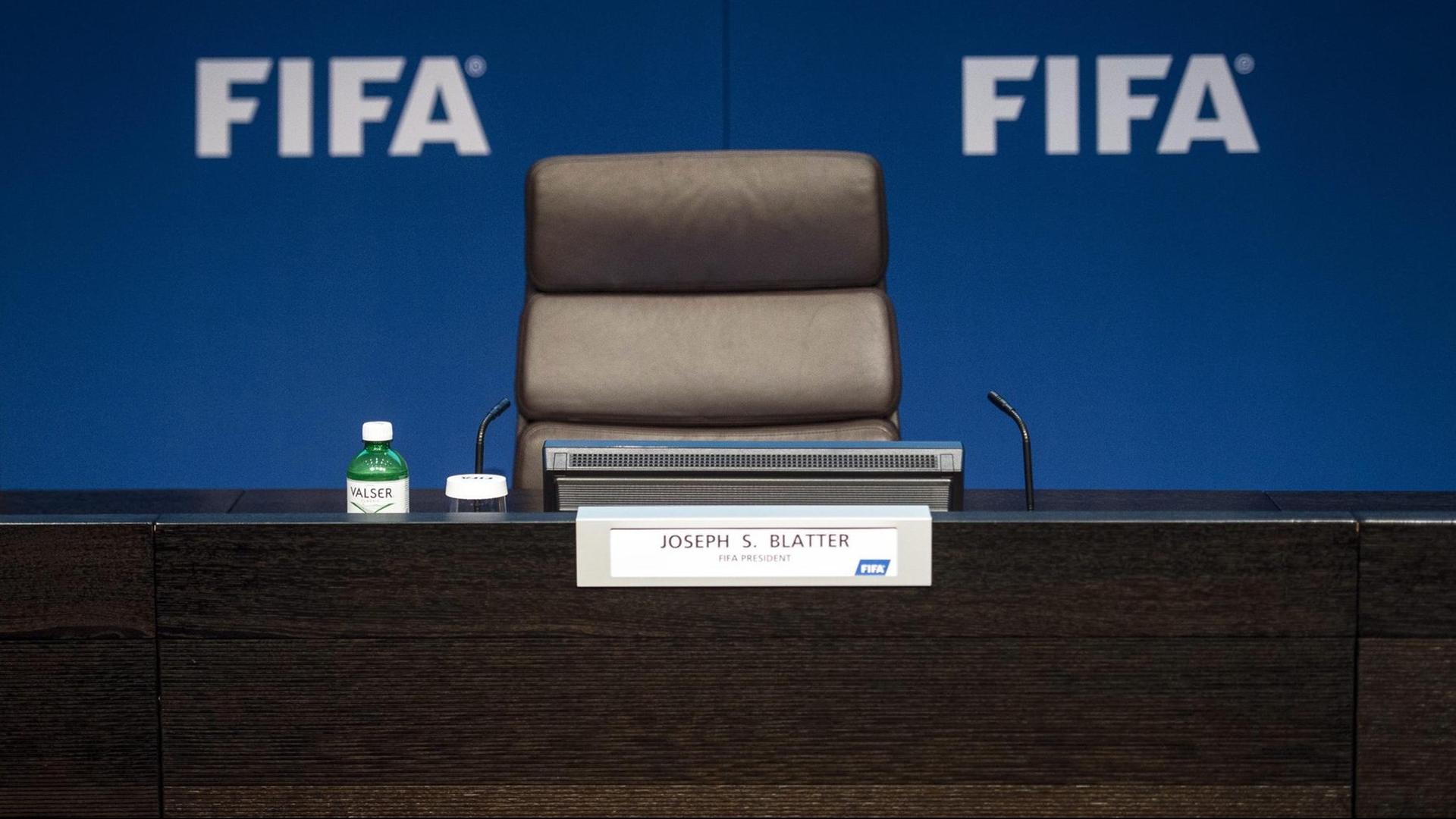 Ein Bild zeigt den leeren Stuhl von Joseph Blatter.