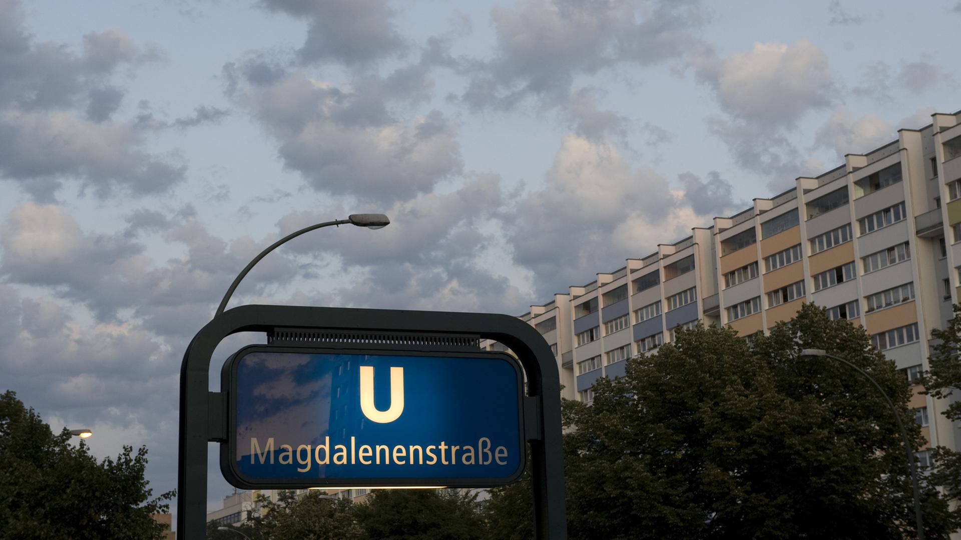 Abendlicher Himmel über der Frankfurter Allee - Höhe Magdalenenstraße - in Berlin Abendlicher Himmel über der Frankfurter Allee - Höhe Magdalenenstraße - in Berlin