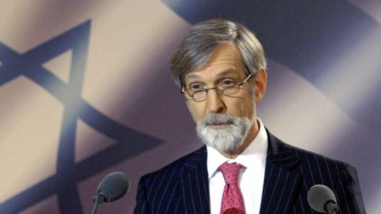 Shimon Stein, ehemaliger Botschafter des Staates Israel in Deutschland, vor der israelischen Flagge. Shimon Stein, ehemaliger Botschafter des Staates Israel in Deutschland, vor der israelischen Flagge.