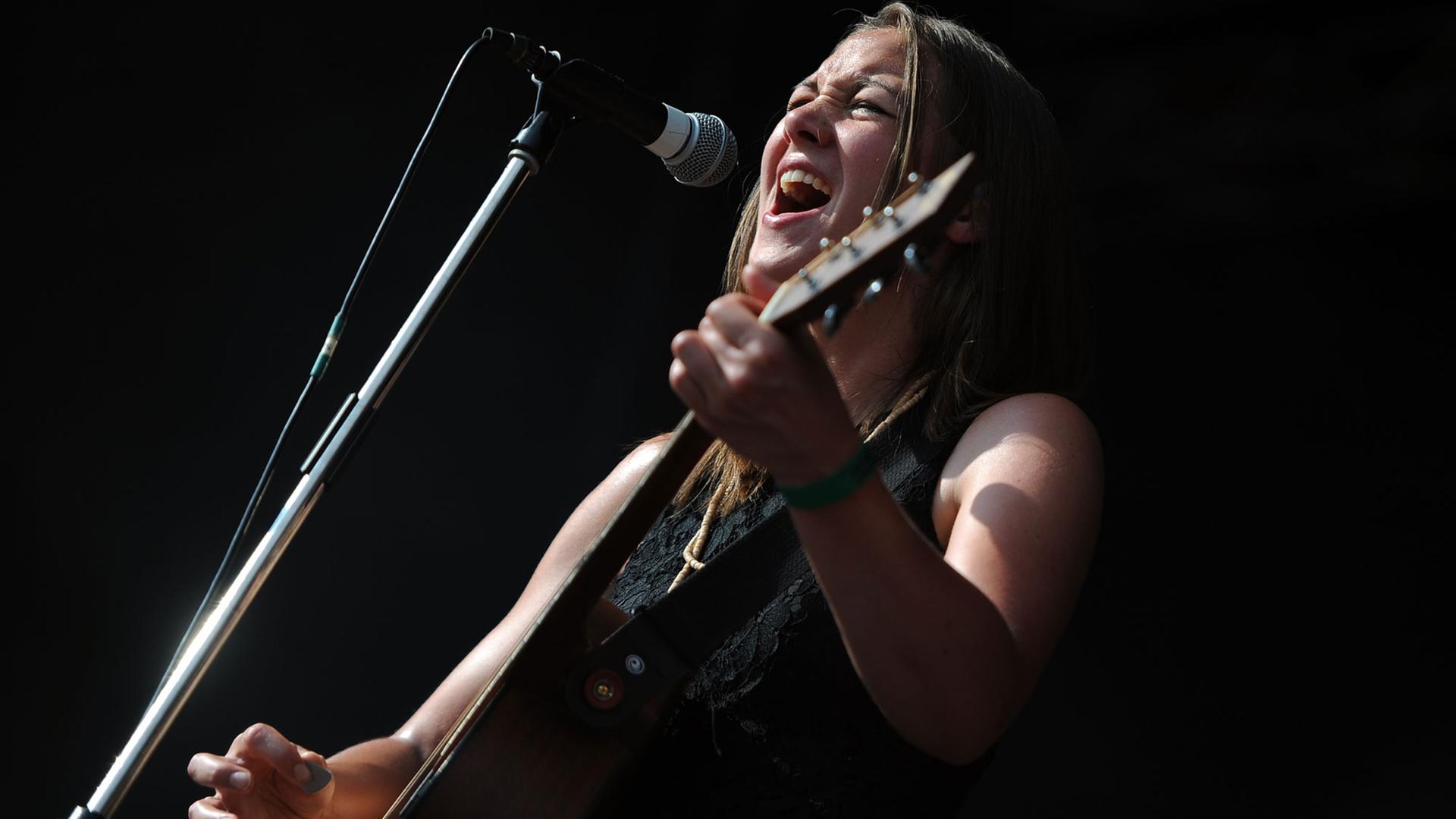 Die Schweizer Sängerin Sophie Hunger steht am 28.07.2013 auf dem Greenville Festival in Paaren/Glien (Brandenburg) vor den Toren Berlins auf der Bühne.