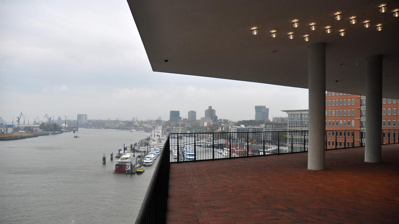 Elbphilharmonie: Blick aus der so genannten Plaza - der Nahtstelle zwischen dem traditionsreichen Hafenspeicher und dem gläsernen Neubau - in Richtung Hafen Elbphilharmonie: Blick aus der so genannten Plaza - der Nahtstelle zwischen dem traditionsreichen Hafenspeicher und dem gläsernen Neubau - in Richtung Hafen