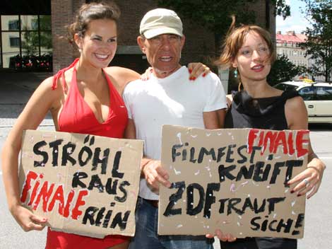 Saralisa Volm (li.), Regisseur Klaus Lemke und Anneke Schwabe bei der Vorstellung des Films "Finale" 2007 Saralisa Volm (li.), Regisseur Klaus Lemke und Anneke Schwabe bei der Vorstellung des Films "Finale" 2007