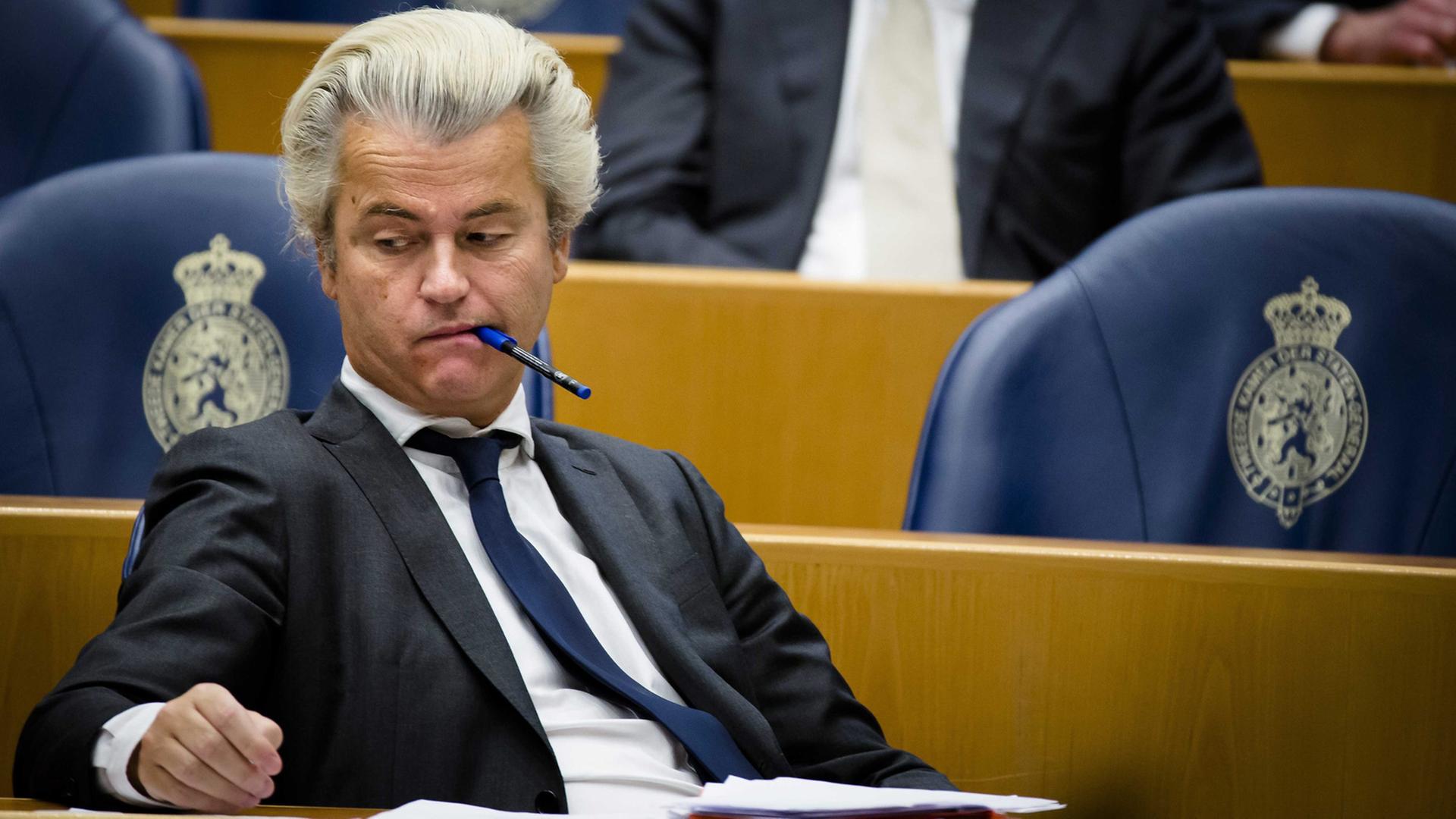 Der Rechtspopulis Geert Wilders in der Zweiten Kammer des niederländischen Parlaments Der Rechtspopulis Geert Wilders in der Zweiten Kammer des niederländischen Parlaments