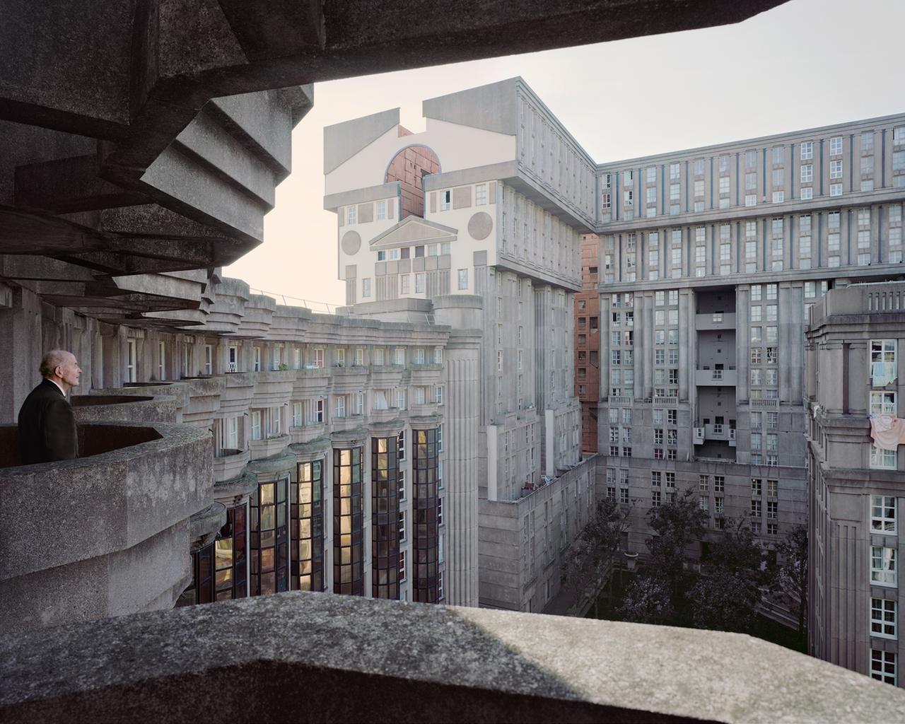 Mikrokosmos In den 80er-Jahren entwarf der spanische Architekt Ricardo Bofill im Pariser Vorort Noisy-le-Grand eine postmoderne Wohnutopie: Les Espaces d’ Abraxas. Stilistisch an die Antike angelehnt, entstanden drei monumentale Wohnblöcke in Form eines Palastes, eines Torbogens und eines Theaters. Mikrokosmos In den 80er-Jahren entwarf der spanische Architekt Ricardo Bofill im Pariser Vorort Noisy-le-Grand eine postmoderne Wohnutopie: Les Espaces d’ Abraxas. Stilistisch an die Antike angelehnt, entstanden drei monumentale Wohnblöcke in Form eines Palastes, eines Torbogens und eines Theaters.