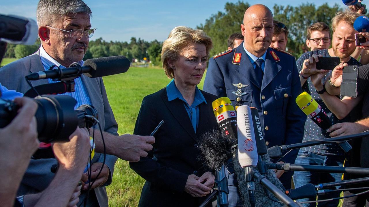 24.06.2019, Mecklenburg-Vorpommern, Nossentin: Ursula von der Leyen (CDU), Verteidigungministerin, Ingo Gerhartz (r), Inspekteur der Luftwaffe, und Lorenz Caffier (CDU, l), der Innenminister von Mecklenburg-Vorpommern, geben eine Erklärung in der Nähe der Absturzstelle eines Eurofighters vor Pressevertretern ab. Die Luftwaffe hat am Montag den Absturz von zwei «Eurofightern» in Mecklenburg-Vorpommern nach einem Zusammenstoß in der Luft bestätigt. Beide Piloten konnten den Schleudersitz betätigen, wie die Luftwaffe weiter mitteilte. Foto: Jens Büttner/dpa-Zentralbild/dpa 24.06.2019, Mecklenburg-Vorpommern, Nossentin: Ursula von der Leyen (CDU), Verteidigungministerin, Ingo Gerhartz (r), Inspekteur der Luftwaffe, und Lorenz Caffier (CDU, l), der Innenminister von Mecklenburg-Vorpommern, geben eine Erklärung in der Nähe der Absturzstelle eines Eurofighters vor Pressevertretern ab. Die Luftwaffe hat am Montag den Absturz von zwei «Eurofightern» in Mecklenburg-Vorpommern nach einem Zusammenstoß in der Luft bestätigt. Beide Piloten konnten den Schleudersitz betätigen, wie die Luftwaffe weiter mitteilte. Foto: Jens Büttner/dpa-Zentralbild/dpa