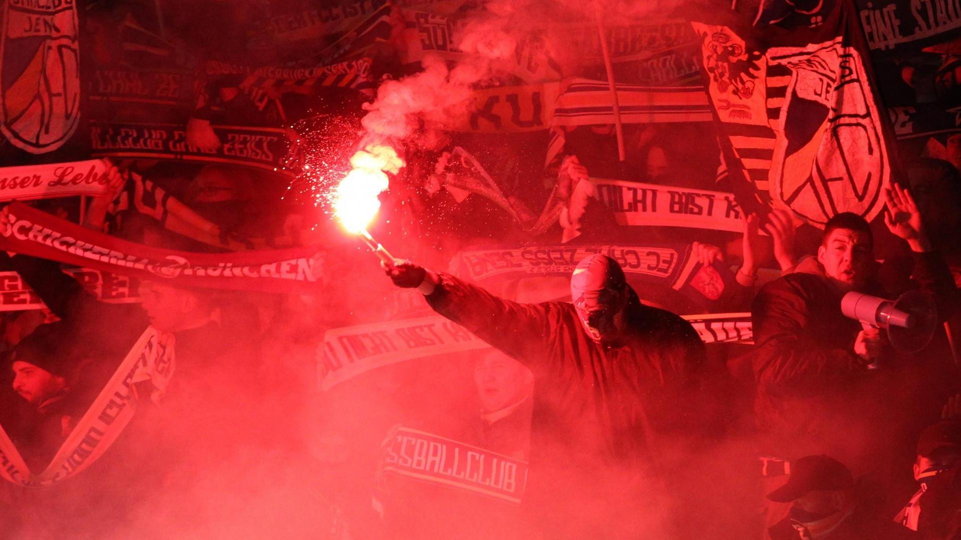 Pyrotechnik Im Fußballstadion - Warum Sich Deutschland Mit "kalter Pyro ...