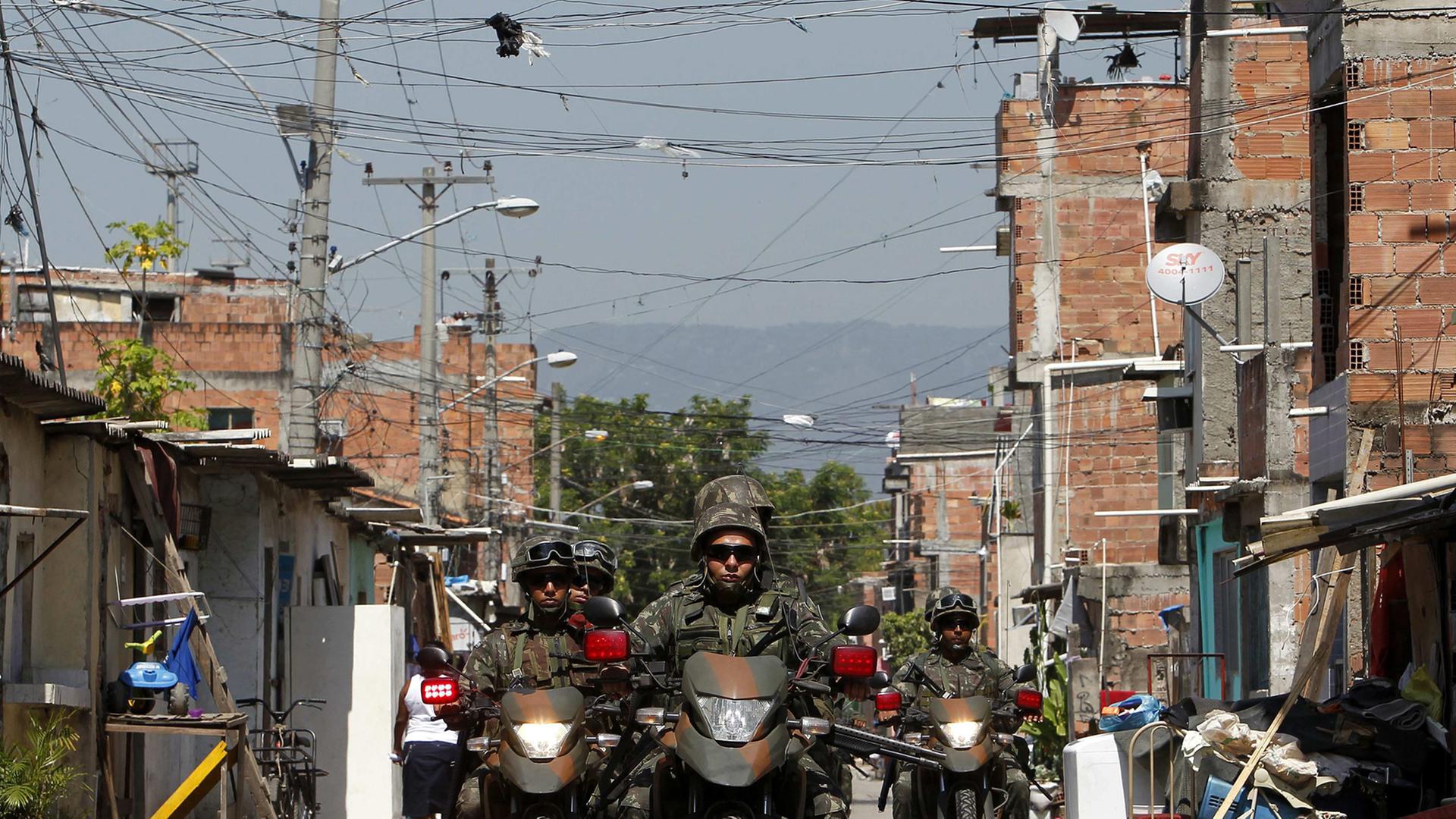 Die brasilianische Armee patrouilliert im "Complexo da Maré". Die brasilianische Armee patrouilliert im "Complexo da Maré".