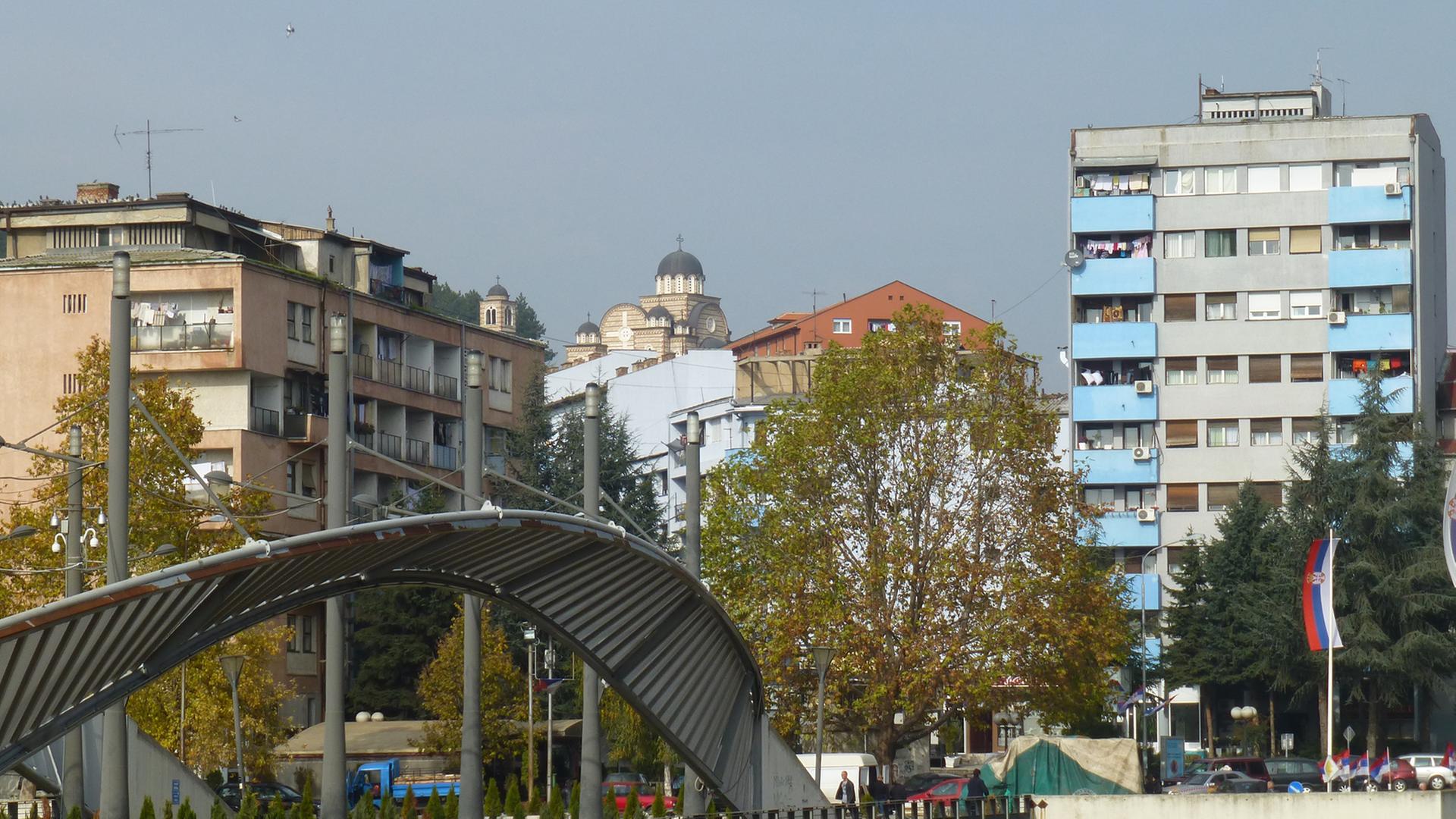 Blick auf Nord-Mitrovica, das überwiegend von Serben bewohnt wird