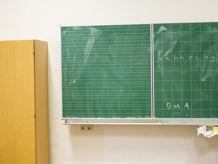 Ein Klassenzimmer mit Tafel.