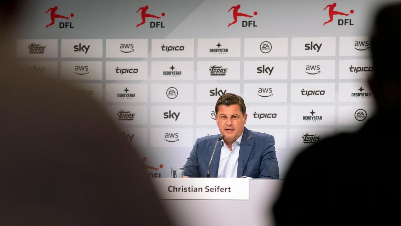Hessen, Frankfurt/Main: Christian Seifert, Vorsitzender der Geschäftsführung der DFL Deutsche Fußball Liga GmbH, spricht bei einer Pressekonferenz.