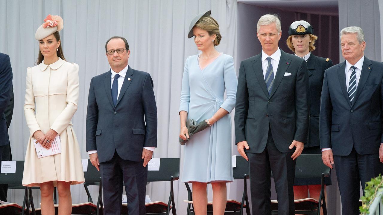 Die Frau des britischen Prinzen William, Herzogin Kate, Frankreichs Präsident Francois Hollande, Belgiens Königin Mathilde, Belgiens König Philippe und Bundespräsident Joachim Gauck nehmen in Lüttich an den internationalen Gedenkfeierlichkeiten zum 100. Jahrestag des Beginns des Ersten Weltkriegs teil. Die Frau des britischen Prinzen William, Herzogin Kate, Frankreichs Präsident Francois Hollande, Belgiens Königin Mathilde, Belgiens König Philippe und Bundespräsident Joachim Gauck nehmen in Lüttich an den internationalen Gedenkfeierlichkeiten zum 100. Jahrestag des Beginns des Ersten Weltkriegs teil.