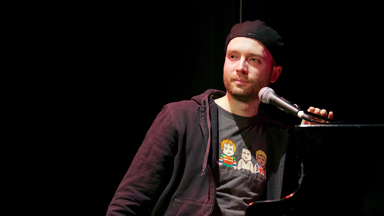 Marc-Uwe Kling, deutscher Liedermacher, Kabarettist und Autor, bei einem Auftritt in Mainz Marc-Uwe Kling, deutscher Liedermacher, Kabarettist und Autor, bei einem Auftritt in Mainz