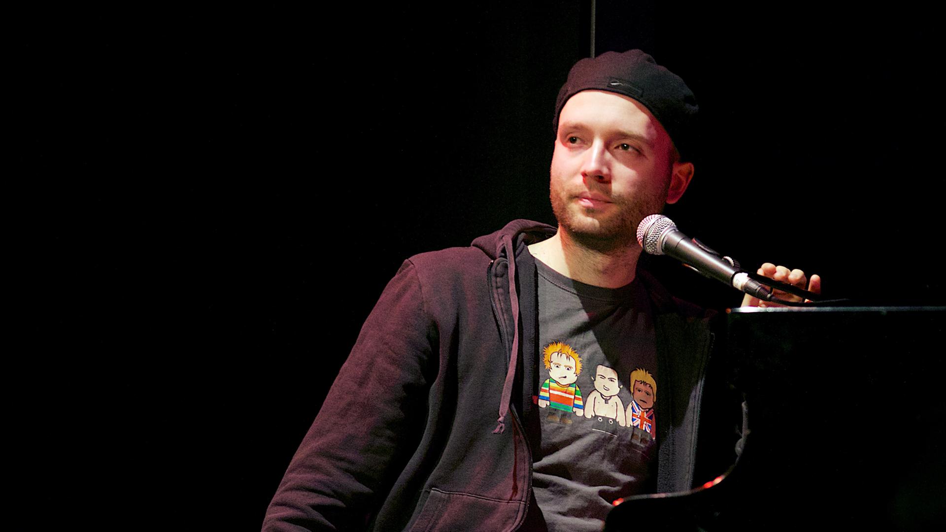 Marc-Uwe Kling, deutscher Liedermacher, Kabarettist und Autor, bei einem Auftritt in Mainz Marc-Uwe Kling, deutscher Liedermacher, Kabarettist und Autor, bei einem Auftritt in Mainz