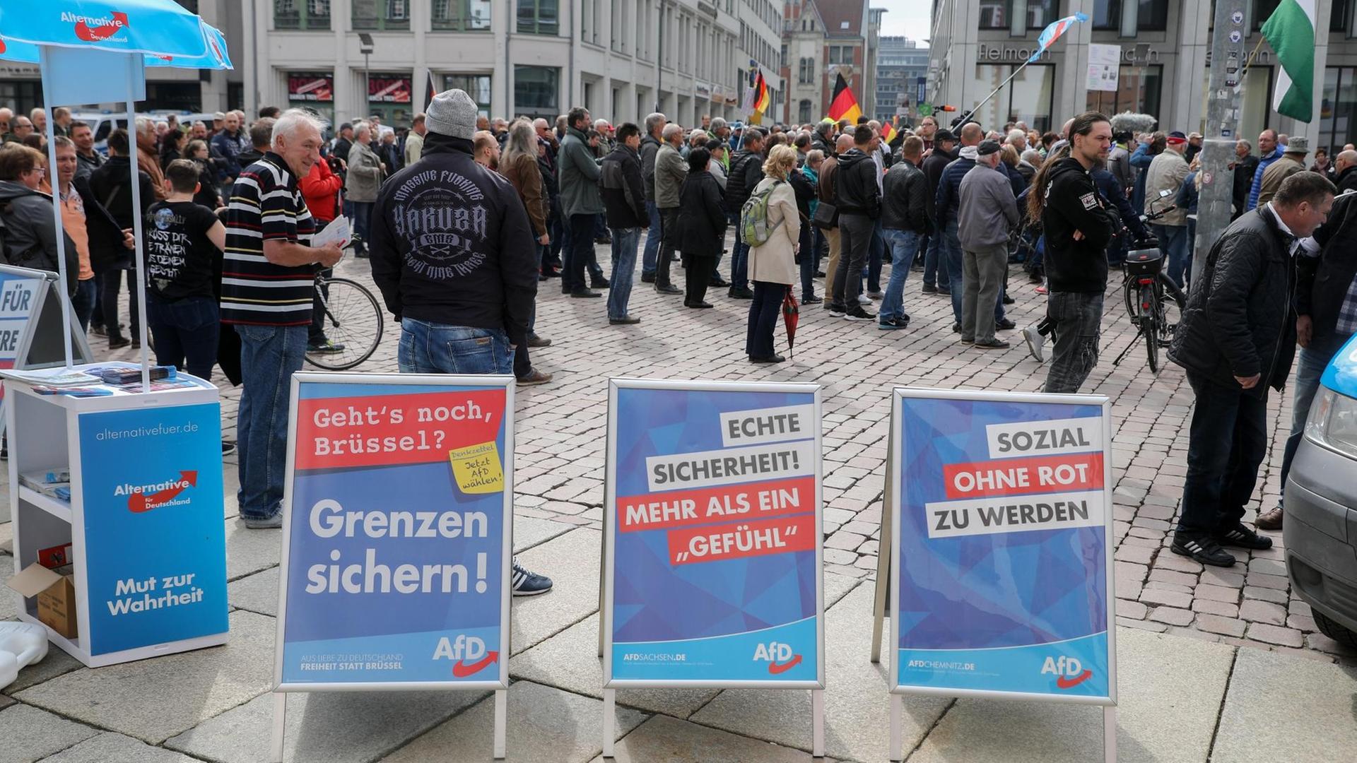 Aufsteller und ein Stand der AfD stehen auf einer Kundgebung zum 1. Mai auf dem Chemnitzer Marktplatz Aufsteller und ein Stand der AfD stehen auf einer Kundgebung zum 1. Mai auf dem Chemnitzer Marktplatz