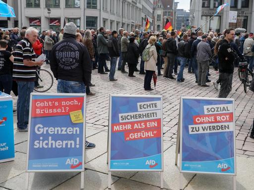 Aufsteller und ein Stand der AfD stehen auf einer Kundgebung zum 1. Mai auf dem Chemnitzer Marktplatz