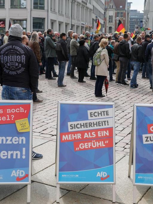 Aufsteller und ein Stand der AfD stehen auf einer Kundgebung zum 1. Mai auf dem Chemnitzer Marktplatz