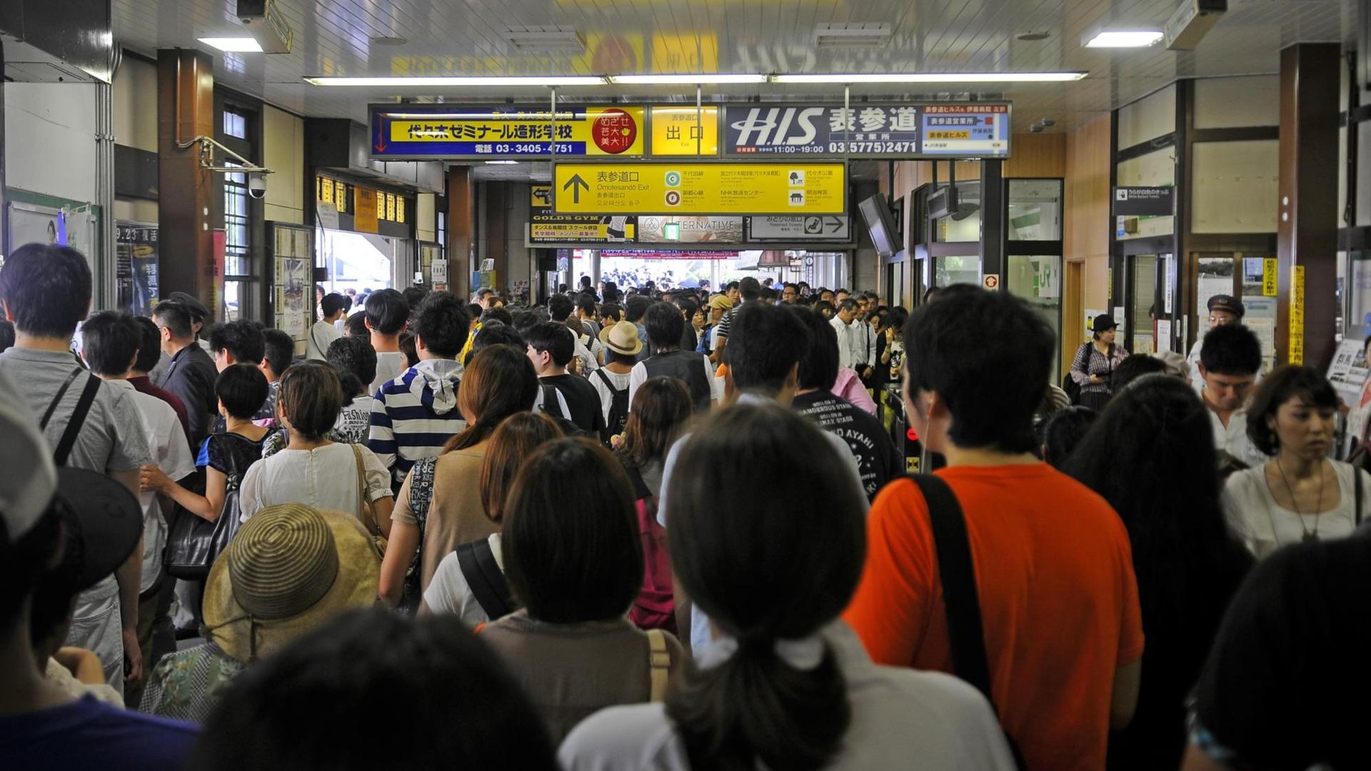 Großes Gedränge in der Metro-Station Harajuku Großes Gedränge in der Metro-Station Harajuku