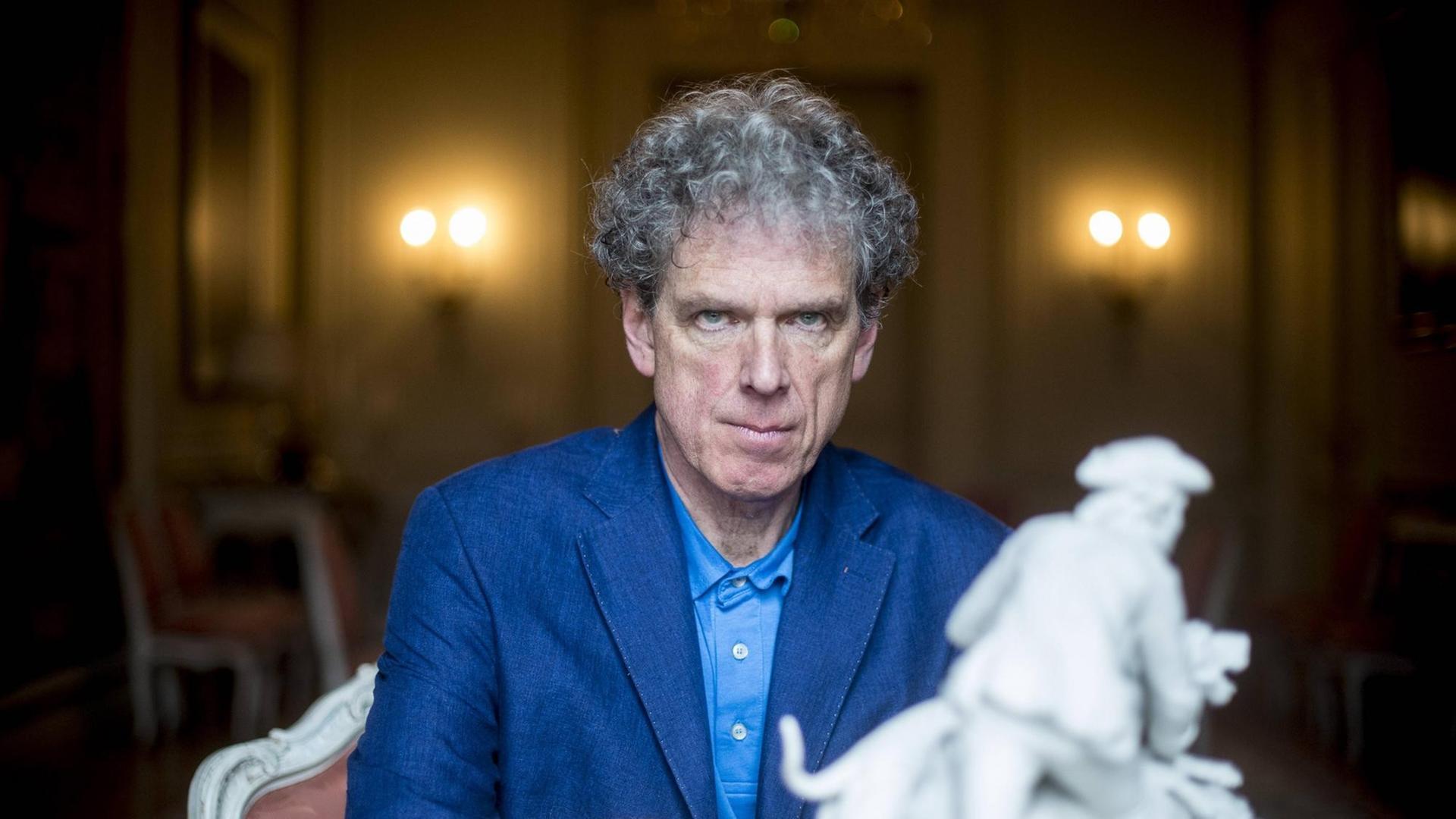Der Theaterregisseur Alain Platel 2015 in der französischen Botschaft in Brüssel, wo er mit dem Orden Commander in the Order of Arts and Literature ausgezeichnet wurde. Der Theaterregisseur Alain Platel 2015 in der französischen Botschaft in Brüssel, wo er mit dem Orden Commander in the Order of Arts and Literature ausgezeichnet wurde.