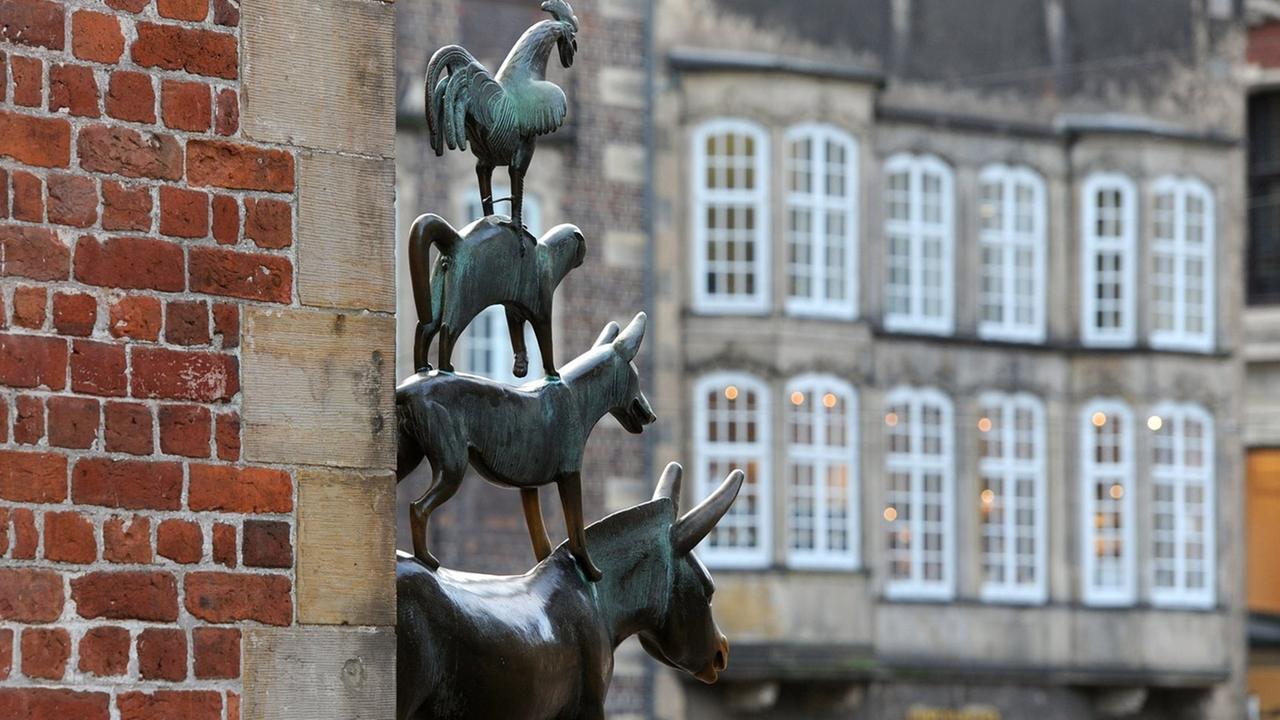 Die Bronzeplastik der "Bremer Stadtmusikanten" des Bildhauers Gerhard Marcks, am Rathaus von Bremen Die Bronzeplastik der "Bremer Stadtmusikanten" des Bildhauers Gerhard Marcks, am Rathaus von Bremen