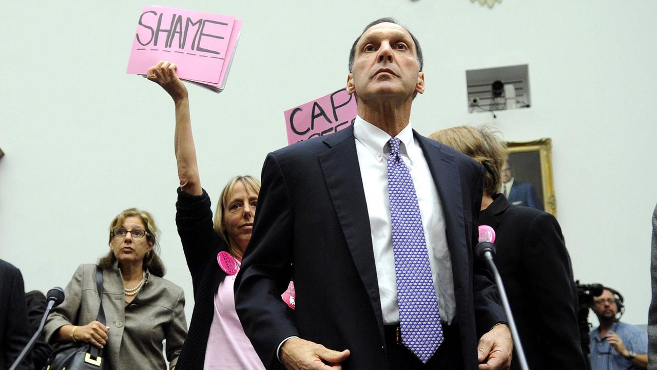Protest hinter Richard Fuld (CEO Lehman Brothers Holdings) anlässlich einer Anhörung im Oktober 2008 zur Insolvenz von Lehman Brothers in Washington D.C.