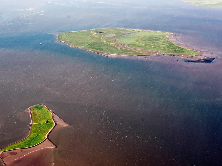 Die Luftaufnahme vom 27.05.2014 zeigt die Halligen Gröde-Apelland (oben) und Habel (unten) im Wattenmeer vor der Nordseeküste von Schleswig-Holstein.