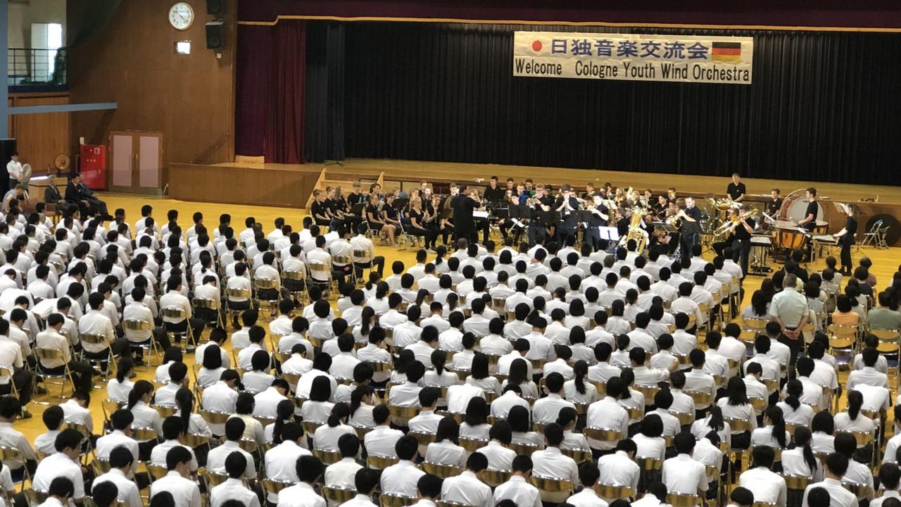 Symphonisches Jugendblasorchester der Rheinischen Musikschule Köln spielt vor Publikum in Japan