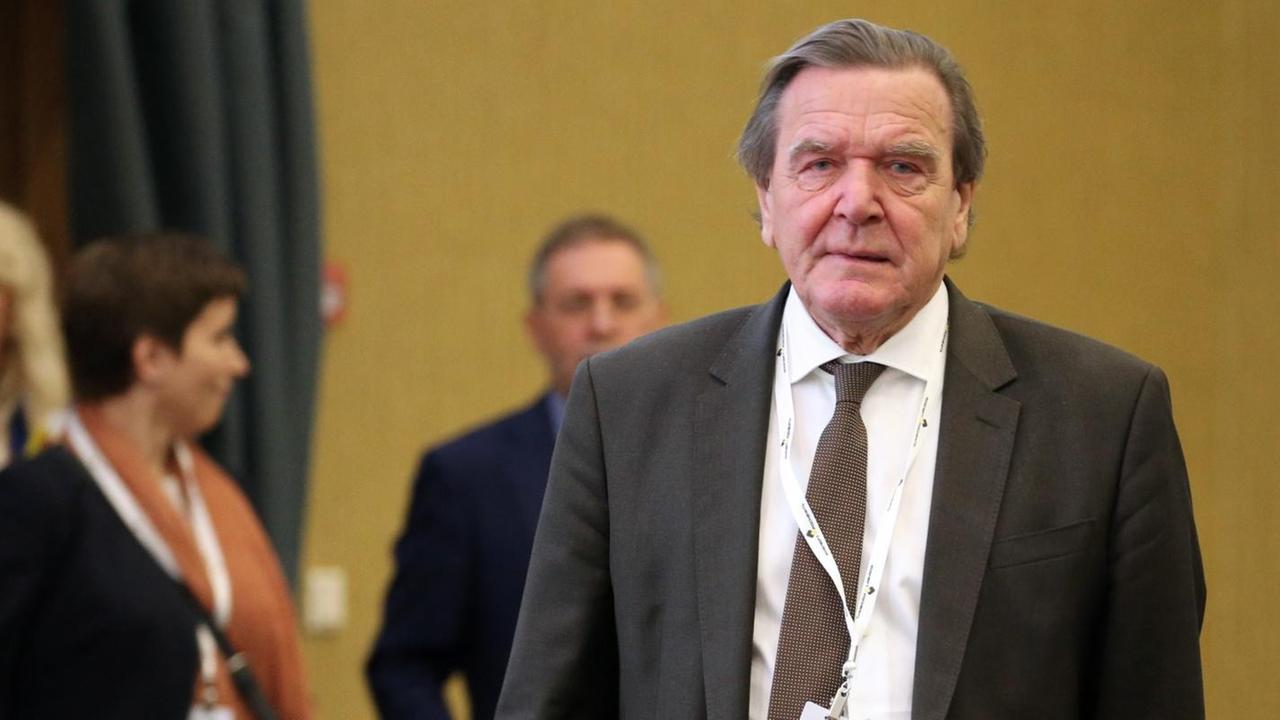 Der ehemalige Bundeskanzler Gerhard Schröder auf der Hauptversammlung des russischen Ölkonzerns Rosneft in St. Petersburg (Russland). Der ehemalige Bundeskanzler Gerhard Schröder auf der Hauptversammlung des russischen Ölkonzerns Rosneft in St. Petersburg (Russland).