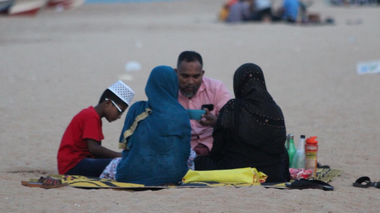 Fastenbrechen am Strand im Osten Sri Lankas - viele Muslime haben Angst, nun Opfer von Gewalttaten zu werden. Fastenbrechen am Strand im Osten Sri Lankas - viele Muslime haben Angst, nun Opfer von Gewalttaten zu werden.