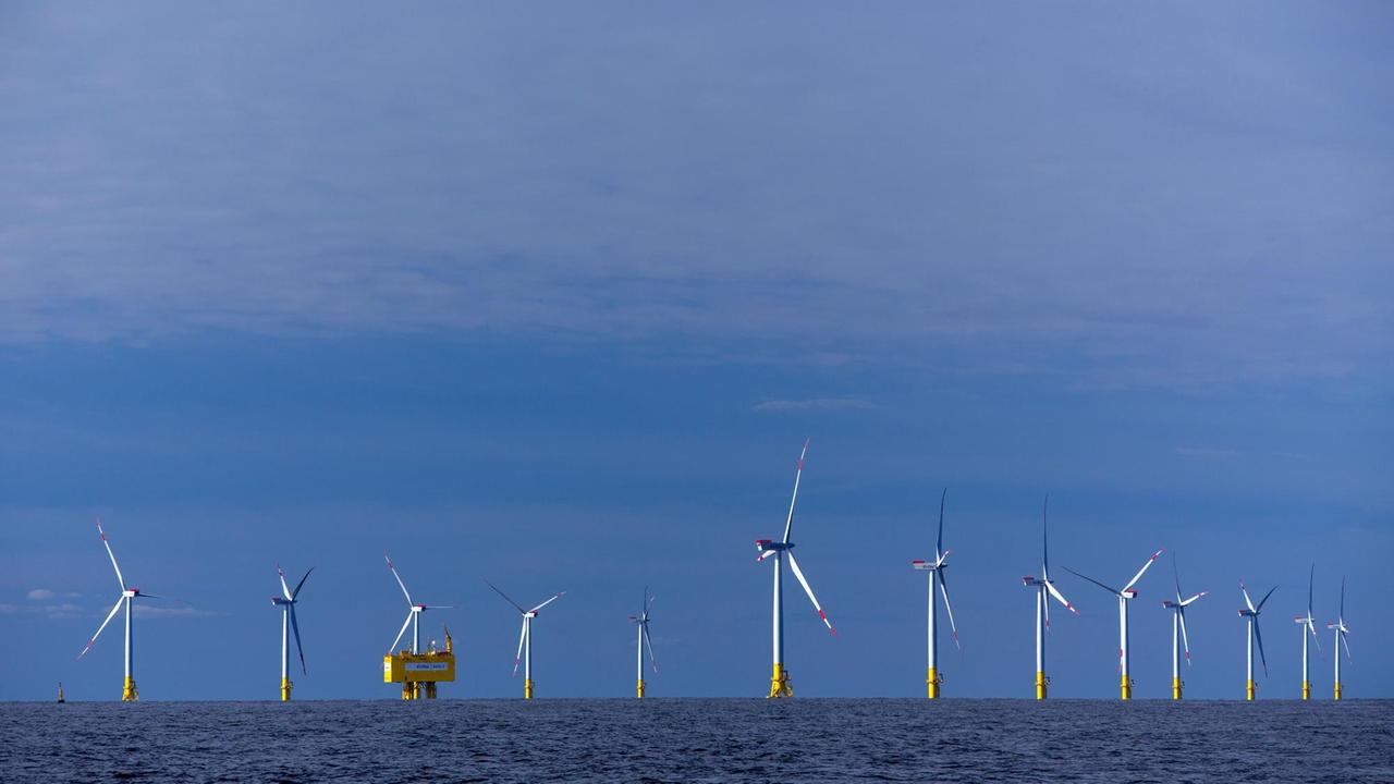 Zu sehen sind Windräder und eine Konverterplattform in der Ostsee. Zu sehen sind Windräder und eine Konverterplattform in der Ostsee.