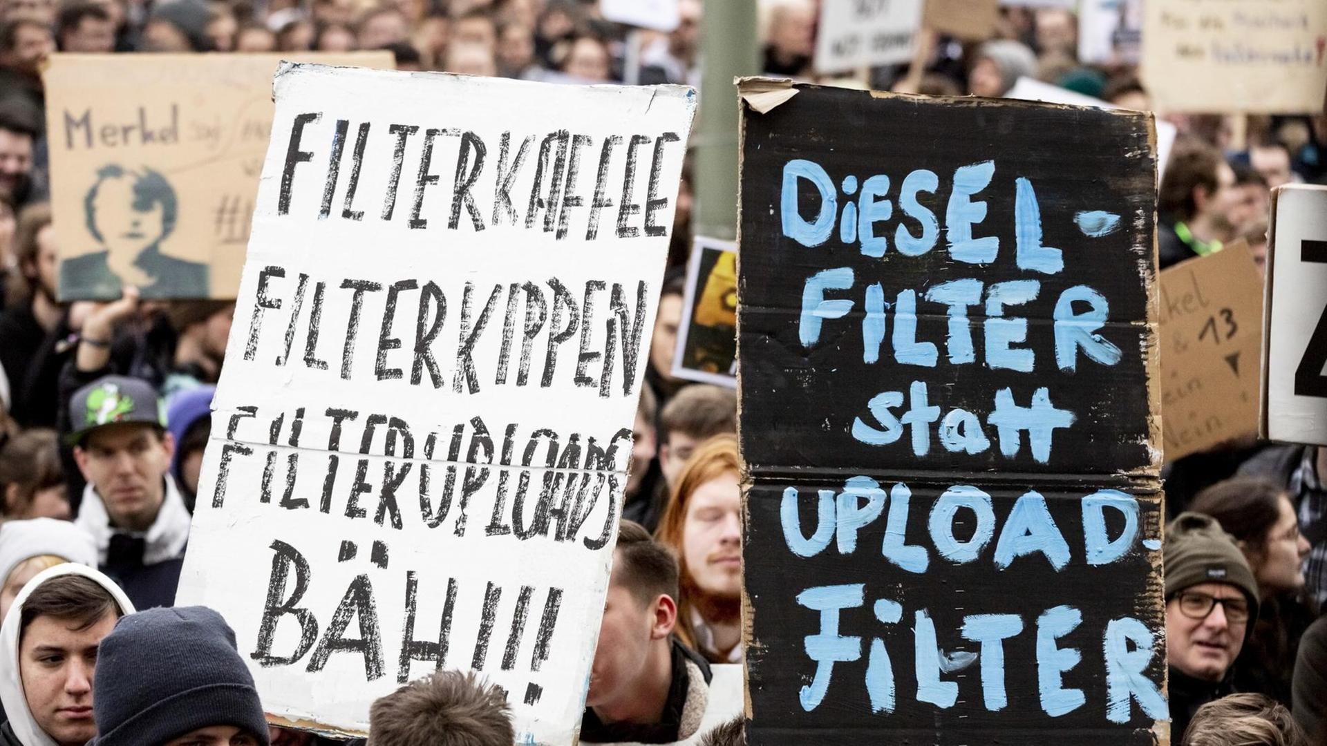 Plakate mit "Dieselfilter statt Uploadfilter" bei einer Demonstration des Bündnisses "Berlin gegen 13" gegen Uploadfilter und EU-Urheberrechtsreform im Artikel 13. Plakate mit "Dieselfilter statt Uploadfilter" bei einer Demonstration des Bündnisses "Berlin gegen 13" gegen Uploadfilter und EU-Urheberrechtsreform im Artikel 13.