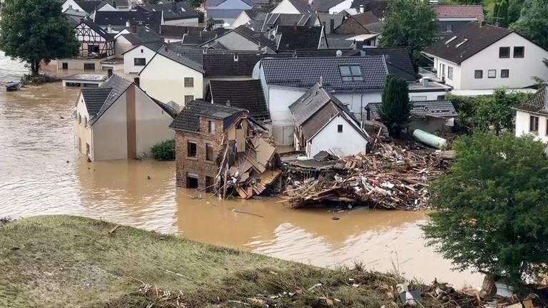 Der Stadtteil Altenburg in Altenahr (Rheinland-Pfalz) ist von den Starkregenfällen überschwemmt worden. Häuser stehen bis zu den Fenstern im Wasser.