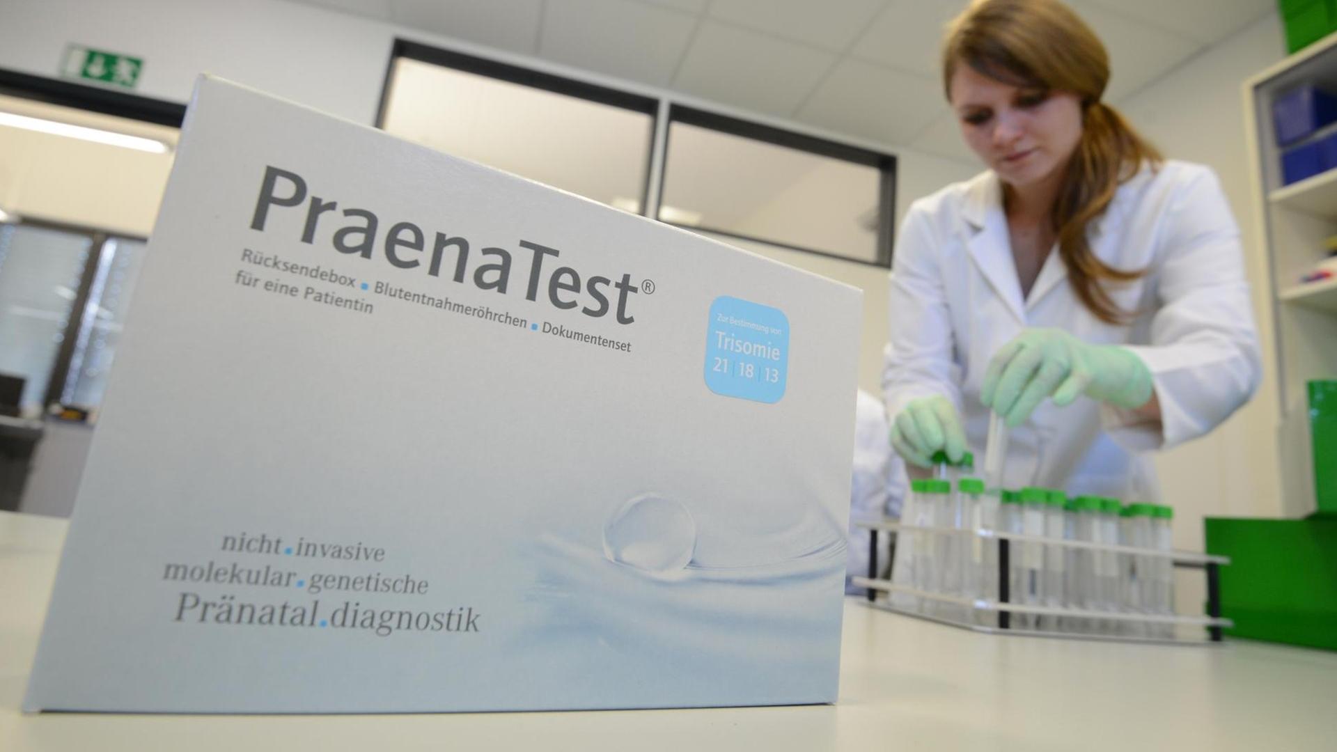 Eine Mitarbeiterin der Firma Lifecodexx ordnet Reagenzgläser. Im Vordergrund ist die Verpackung für den Trisomie-Bluttest der Firma zu sehen. Eine Mitarbeiterin der Firma Lifecodexx ordnet Reagenzgläser. Im Vordergrund ist die Verpackung für den Trisomie-Bluttest der Firma zu sehen.