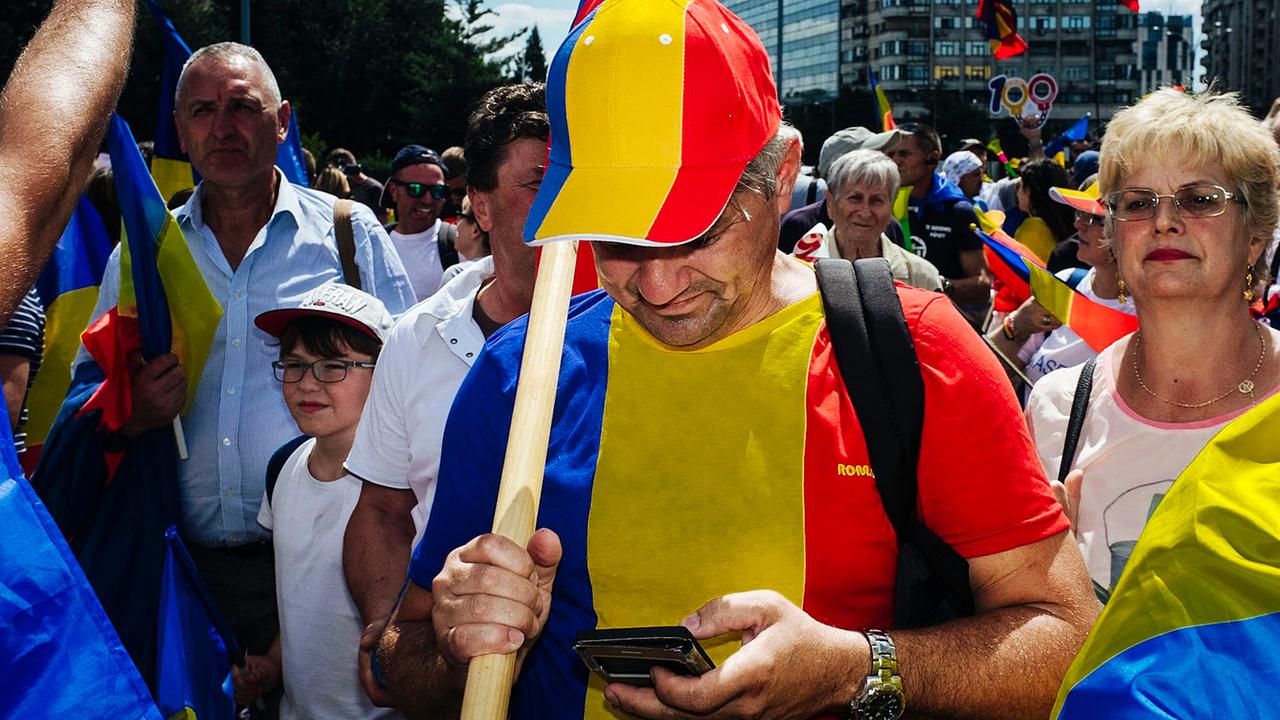 Ein Demonstrant bei den Protesten am 10. und 11. August 2018 auf dem Siegesplatz in Bukarest ist in den Landesfarben gekleidet. Ein Demonstrant bei den Protesten am 10. und 11. August 2018 auf dem Siegesplatz in Bukarest ist in den Landesfarben gekleidet.