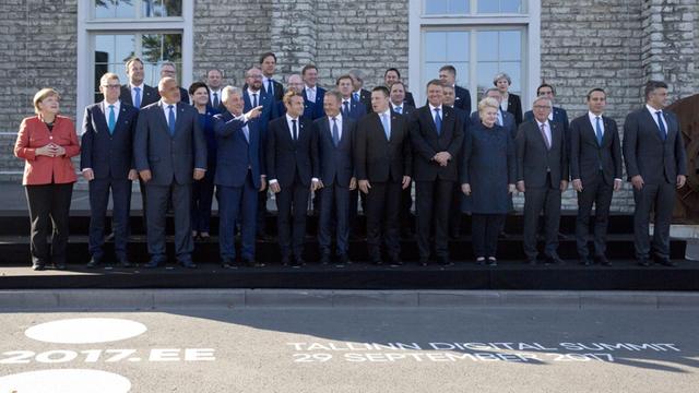 Die Führungsspitzen der Europäischen Union, mit Bundeskanzlerin Angela Merkel (CDU, l) stehen am 29.09.2017 in Tallinn (Estland) für ein Gruppenfoto beim Digitalen Gipfeltreffen der EU zusammen.