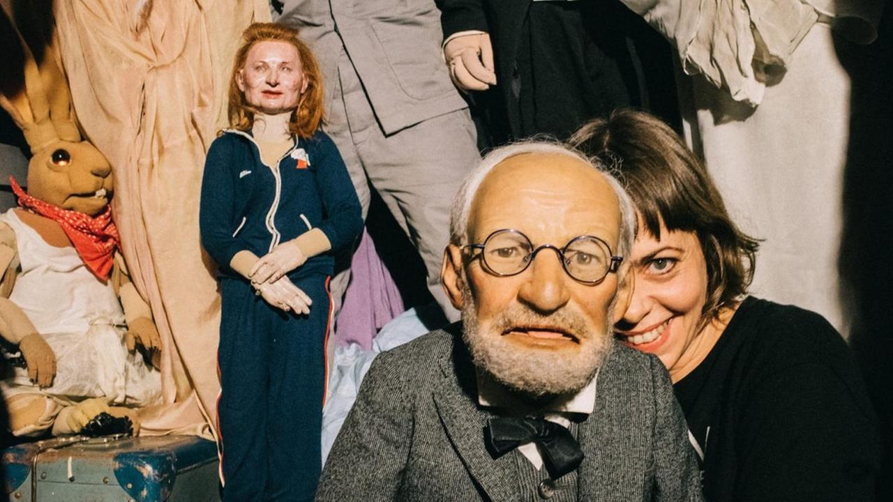 Suse Wächter mit einigen ihrer Theaterpuppen. Suse Wächter mit einigen ihrer Theaterpuppen.