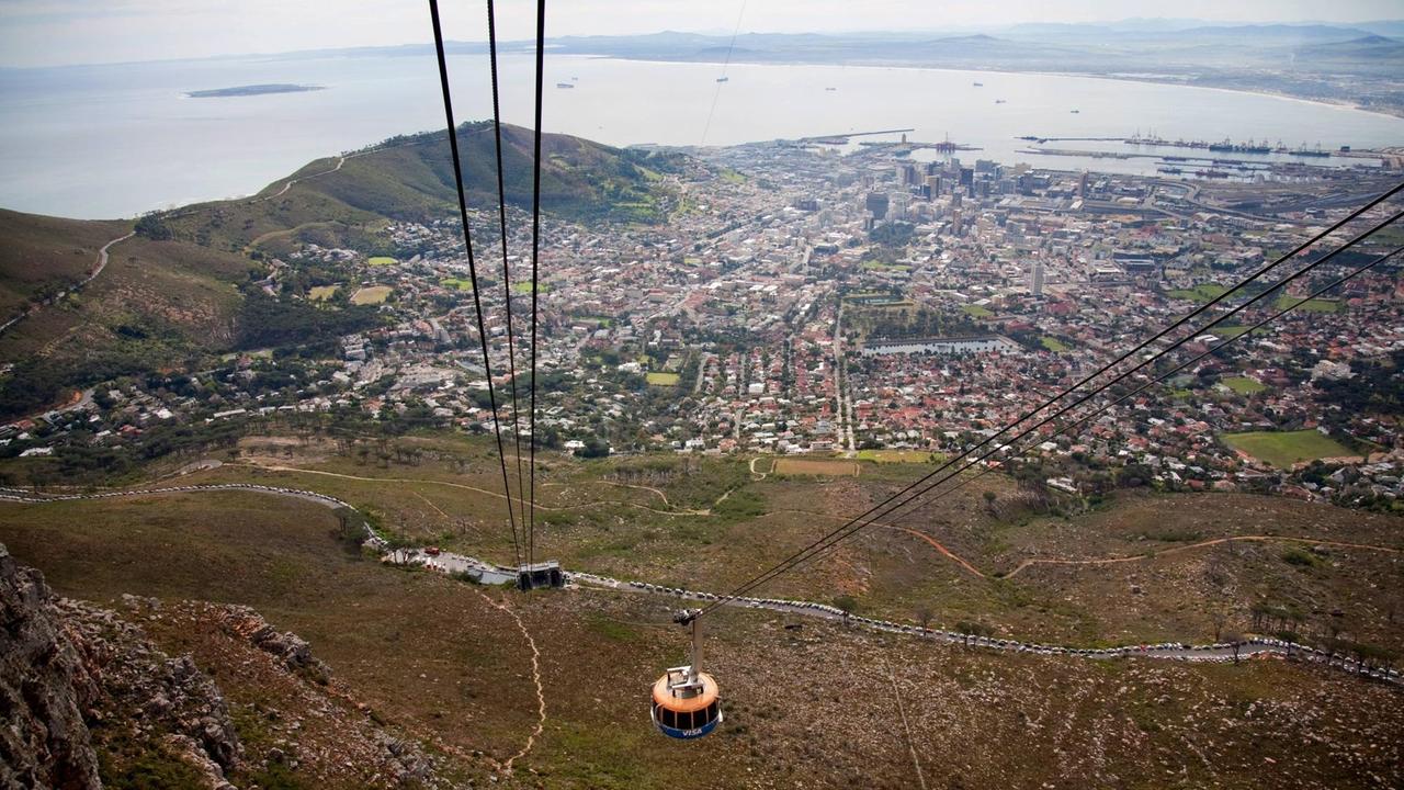 Blick vom Tafelberg auf Kapstadt mit Seilbahn, Südafrika Blick vom Tafelberg auf Kapstadt mit Seilbahn, Südafrika