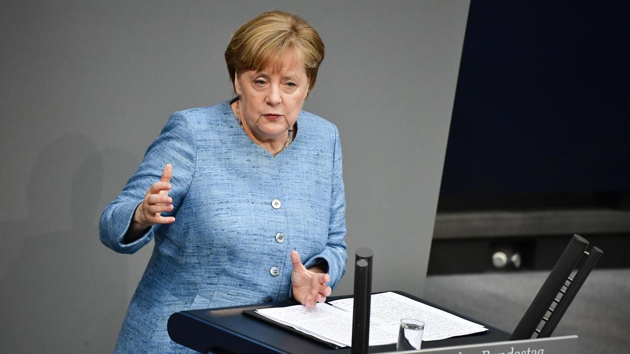 Bundeskanzlerin Angela Merkel (CDU) spricht während der Generaldebatte im Bundestag Bundeskanzlerin Angela Merkel (CDU) spricht während der Generaldebatte im Bundestag